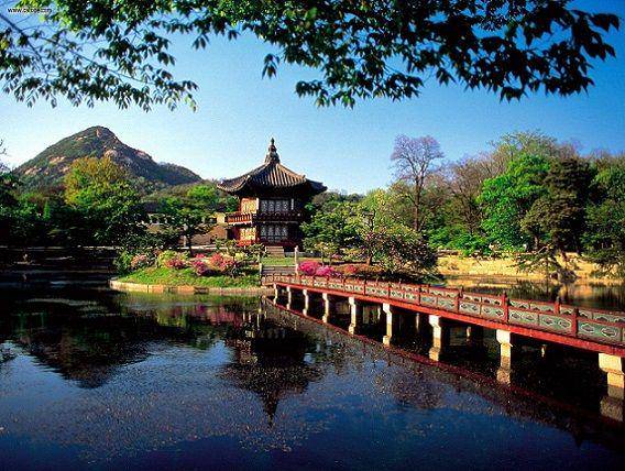 http://cdn.idntimes.com/content-images/post/20151208/gyeongbokgung-0a29b4d76e1002533965afb83aaf1a8a.jpg