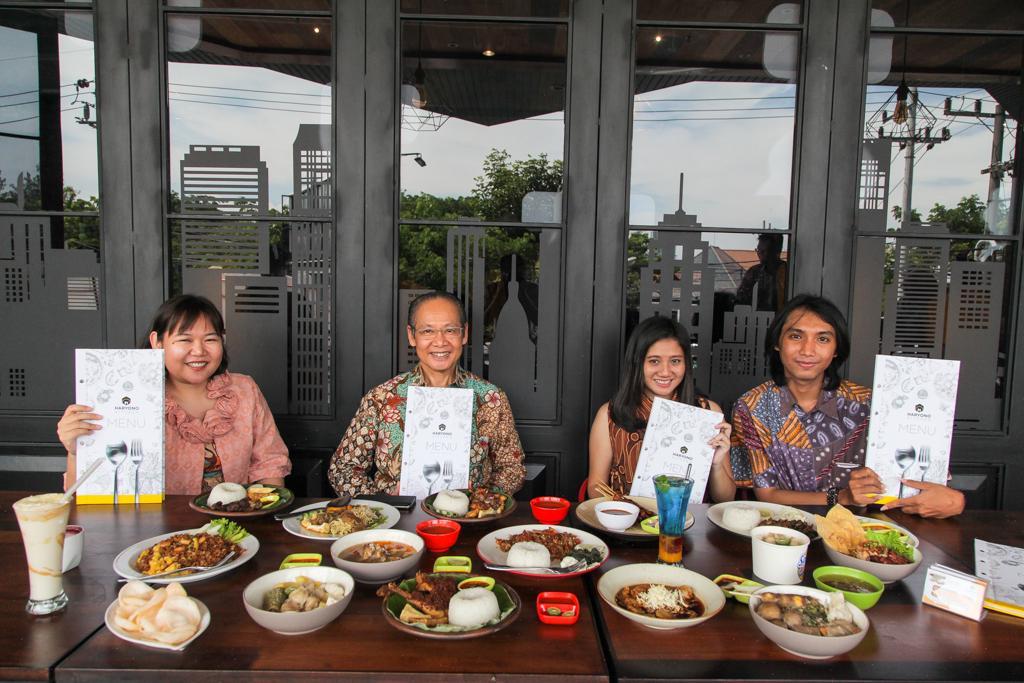 https://cdn.idntimes.com/content-images/post/20171010/haryono-kitchen-7-801d0117ae1b2fd2c6c7be3c1e27d122.jpg
