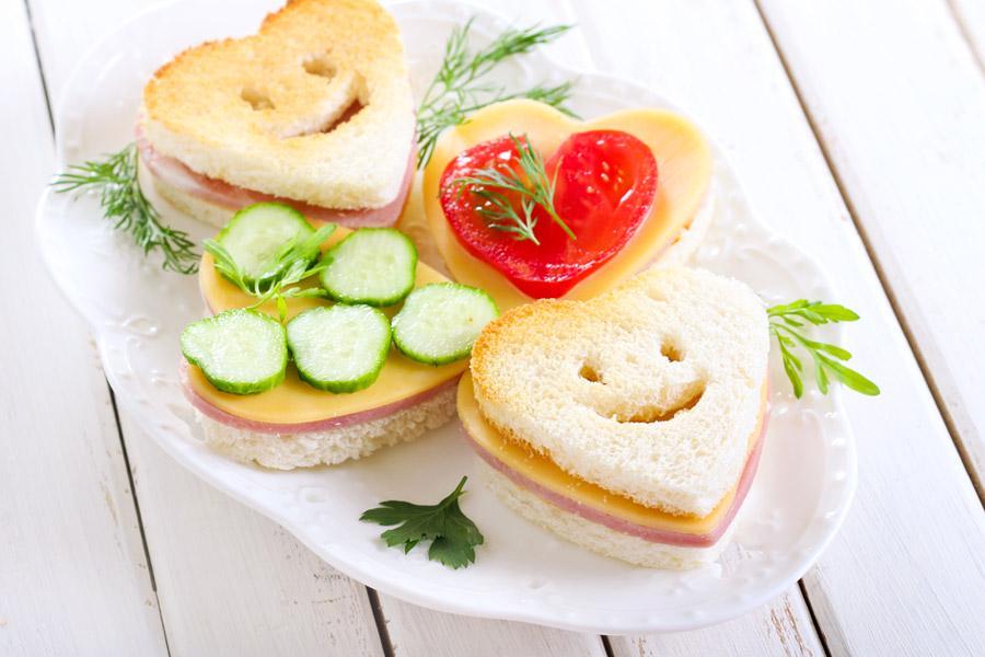 https://cdn.idntimes.com/content-images/post/20180117/heart-shaped-smiley-face-cheese-ham-sandwich-2678405ff624a3284bf8dd81f0ccd320.jpg