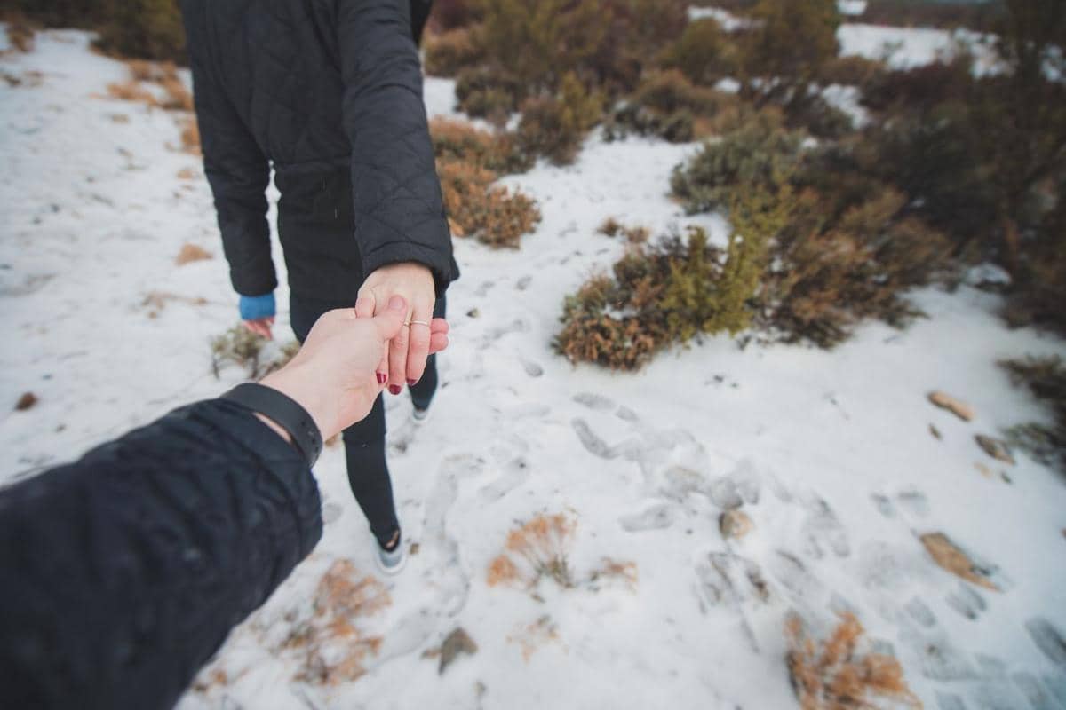 http://cdn.idntimes.com/content-images/post/20160224/hiking-and-holding-hands-in-winter-snow-ad9c707ff3da862702dd47c0a14ca18a.jpg