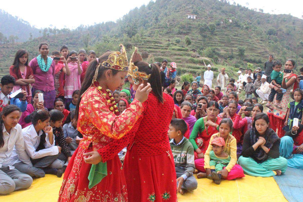 https://cdn.idntimes.com/content-images/post/20161104/https-2f2fblueprint-api-productions3amazonawscom2fuploads2fcard2fimage2f2683282fadolescent-girls-of-far-western-nepal-dancing-to-the-tunes-of-a-local-song-against-child-marriage-a1cf2c2d39b6d7c3e95432ac038cd048.JPG