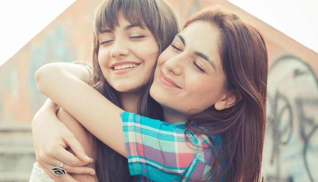 http://cdn.idntimes.com/content-images/post/20160727/hugging1-eca65ae3598d6fcfa2d4583371966c4f-dd2e5b27130e7933b4f5bfe51c0d8bd2.jpg