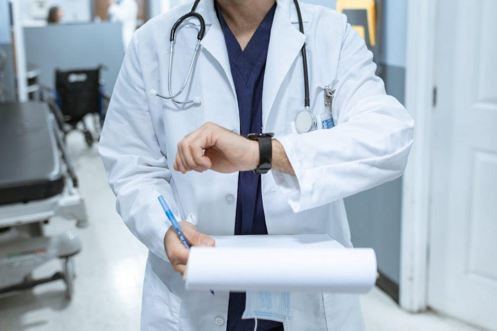 Ilustrasi dokter melihat jam (Pexels.com/RDNE Stock project)