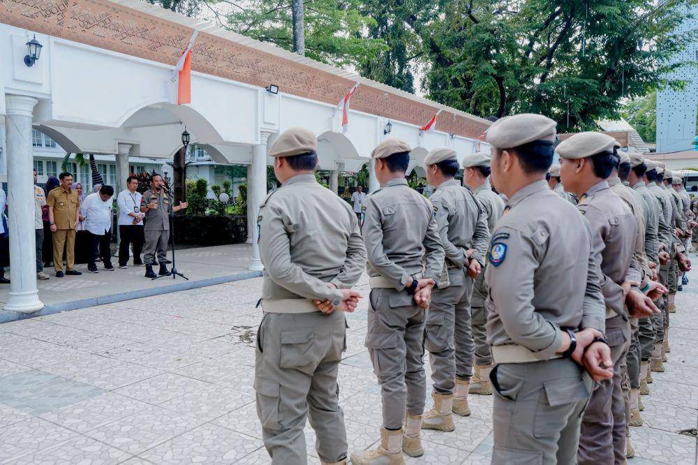 Gubernur Sulawesi Selatan Andi Sudirman Sulaiman saat melepas 58 personel Satgas Sawerigading di pelataran Lakipadada, Rumah Jabatan Gubernur Sulsel, Rabu (21/5/2025). (Dok. Humas Pemprov Sulsel)