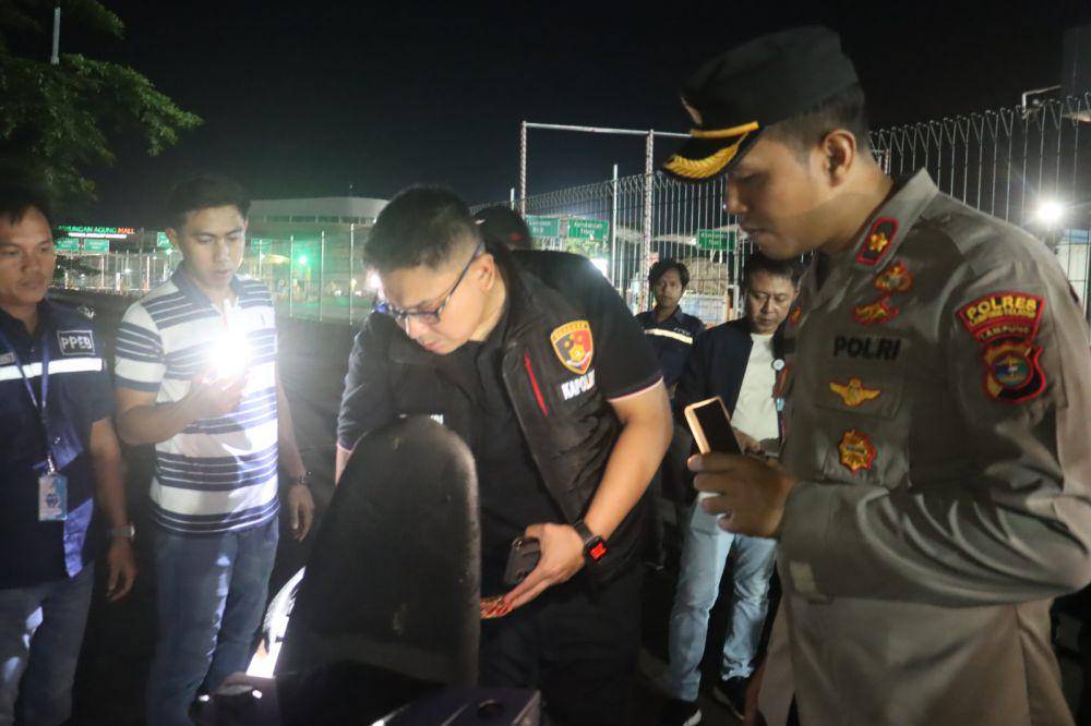 Kapolres Lampung Selatan, AKBP Yusriandi Yusrin saat melakukan razia di Pelabuhan Bakauheni Lampung. (IDN Times/istimewa)