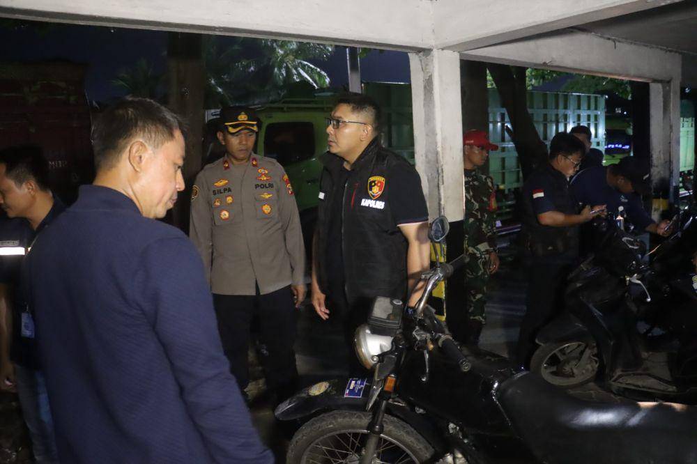 Kapolres Lampung Selatan, AKBP Yusriandi Yusrin saat razia. (IDN Times/istimewa)
