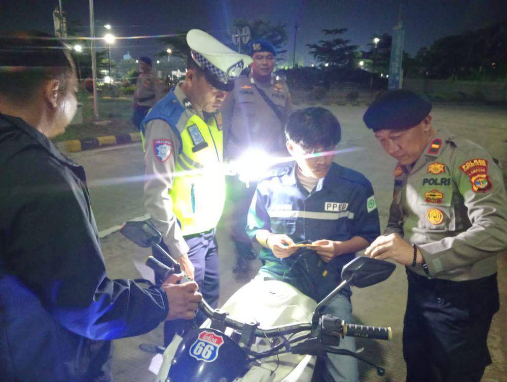 Tim gabungan APH saat razia di Pelabuhan Bakauheni Lampung Selatan. (IDN Times/istimewa)