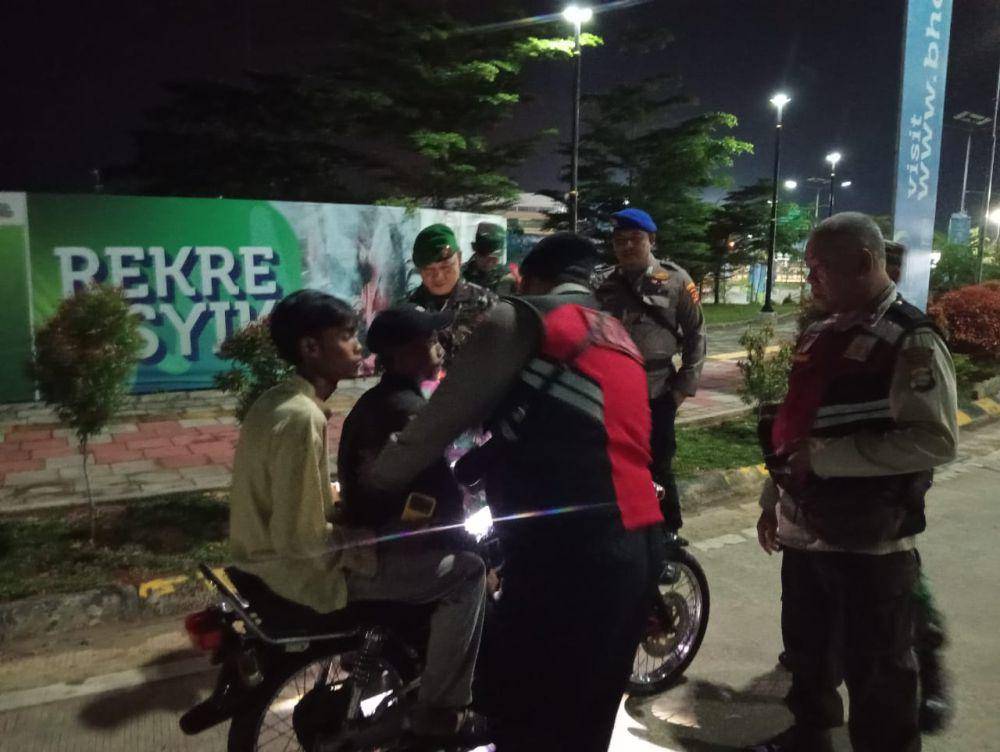 Tim gabungan APH saat razia di Pelabuhan Bakauheni Lampung Selatan. (IDN Times/istimewa)