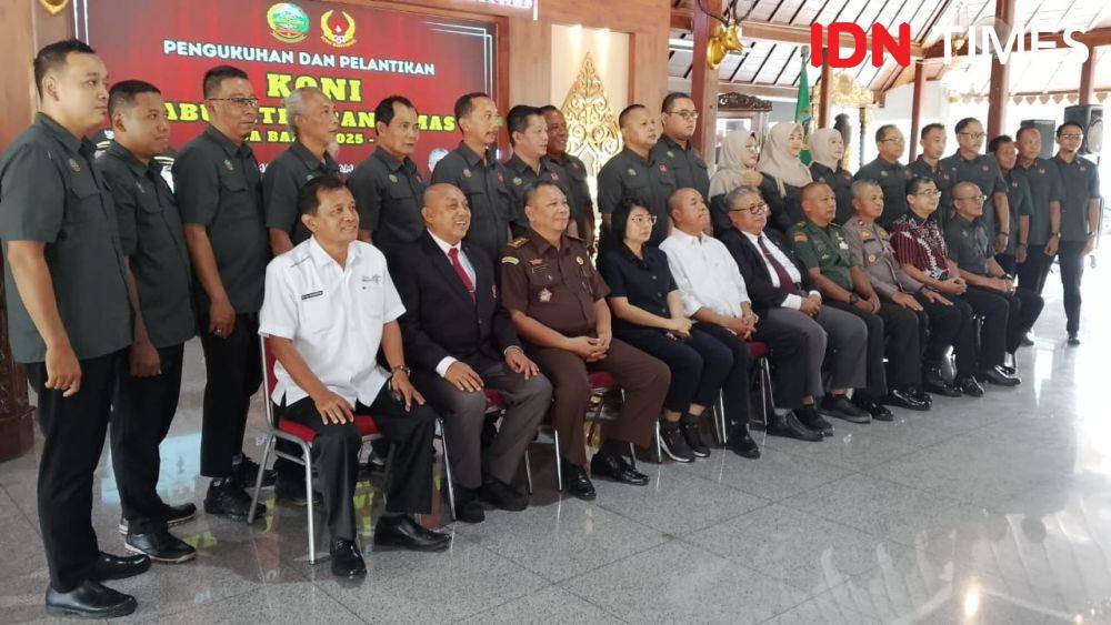 Para pengurus KONI Kabupaten Banyumas berfoto bersama usai dilantik oleh Ketua Umum KONI Jawa Tengah, Kamis (22/5/2025).(IDN Times/Cokie Sutrisno)