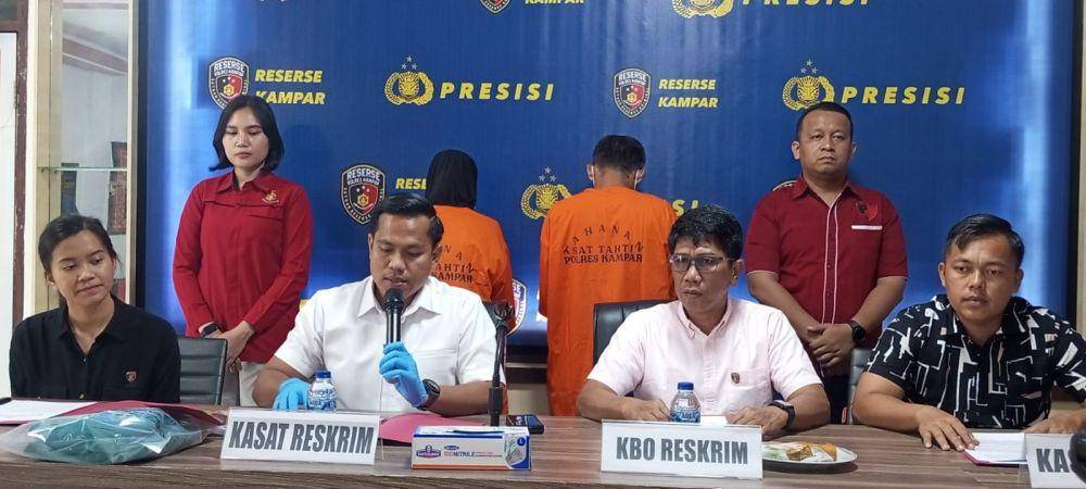 Polres Kampar saat mengekspose kasus pelecehan seksual yang dilakukan ibu kandung dan ayah tiri terhadap anaknya (IDN Times/ dok Polres Kampar)