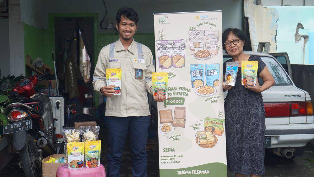 Pedagang kerupuk kulit ikan juga akan dibantu pemasarannya oleh PLN IP Semarang. (IDN Times/Dok Humas PLN IP Semarang)