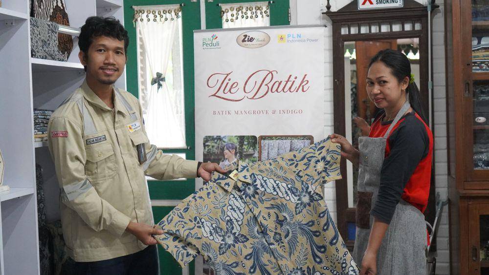 Seorang perajin batik mangrove memperlihatkan desain batiknya yang akan dipromosikan oleh tim PLN IP Semarang. (IDN Times/Dok Humas PLN IP Semarang)