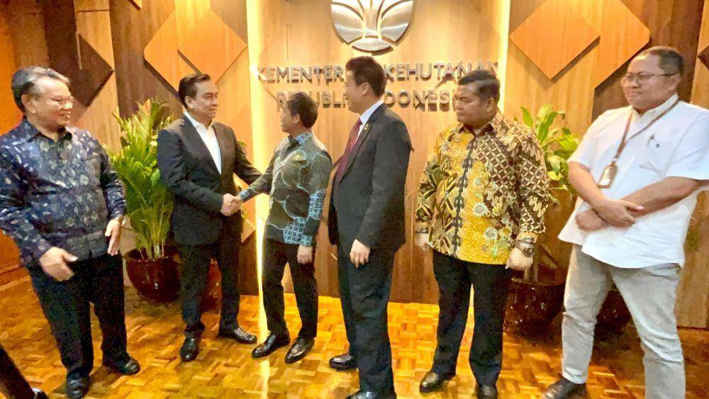 Ephorus HKBP Pendeta Victor Tinambunan bersama Effendi Simbolon saat menemui Menhut Raja Juli Antoni (dok.istimewa)