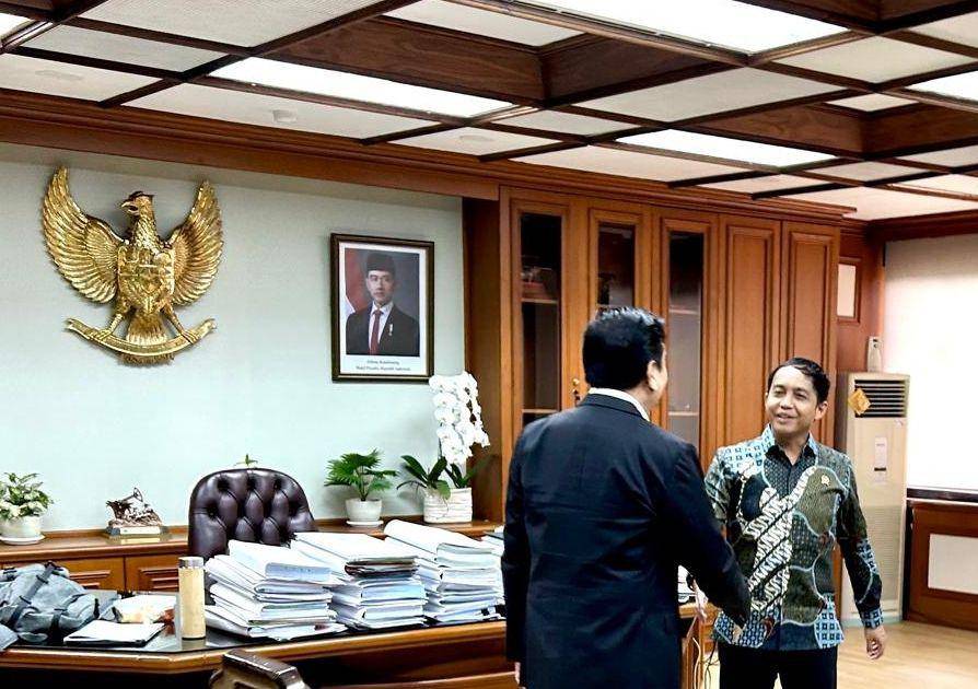 Ephorus HKBP Pendeta Victor Tinambunan bersama Effendi Simbolon saat menemui Menhut Raja Juli Antoni (dok.istimewa)