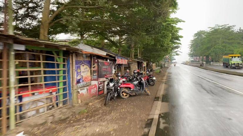 Bangunan liar di ruas jalan provinsi Jabar di Sukabumi (IDN Times/Siti Fatimah)