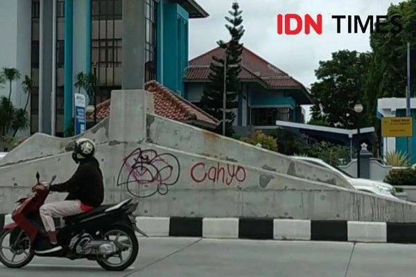 Kasus vandalisme di flyover Purwosari, Solo. (IDN Times/Larasati Rey)
