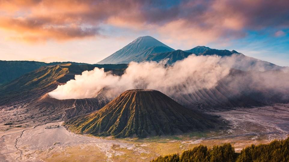 https://cdn.idntimes.com/content-images/post/20170918/indonesia-high-angle-view-of-mount-bromo-at-sunrise-a351e74e0c4d9b7c0a8a24dd1ed56aea.jpg
