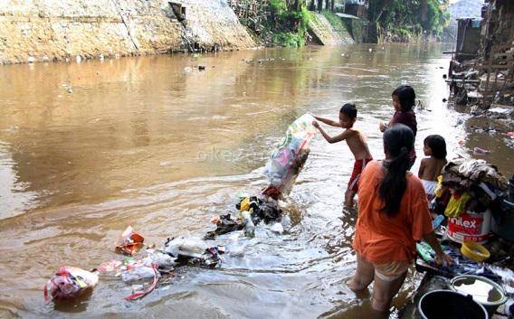 http://cdn.idntimes.com/content-images/post/20150827/indonesiamengeluh_buangsampah.jpg