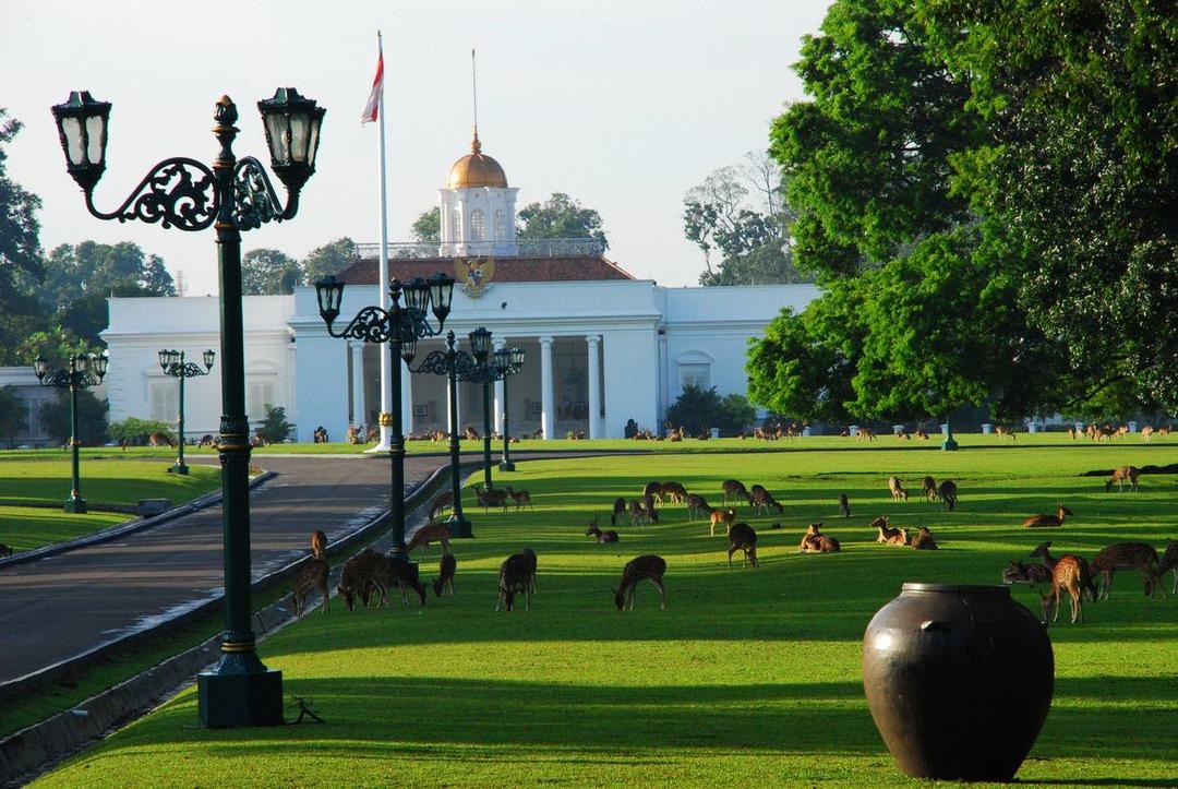 http://cdn.idntimes.com/content-images/post/20151211/istana-bogor-tourism-bogor-beautiful-28b630398a2a8f7b22a4f328dcd31fc8.jpg