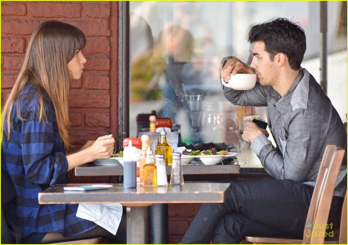 http://cdn.idntimes.com/content-images/post/20160120/joe-jonas-blanda-eggenschwiler-lunch-krc-20-24e3f03d617b41492cc6600850e5d45d.jpg