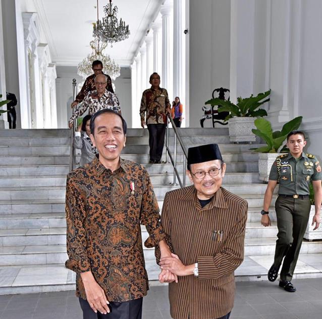 https://cdn.idntimes.com/content-images/post/20180305/jokowi-habibie-2-5e7eeba6b4bb621e09b71b253393e0d8.jpg