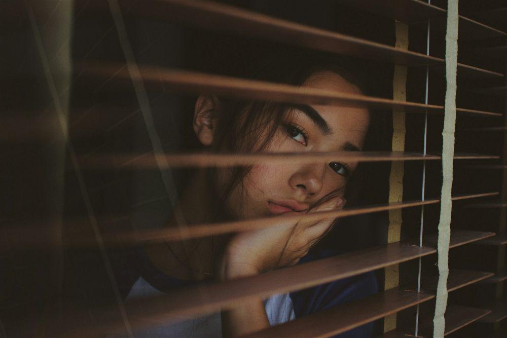 Ilustrasi perempuan di balik jendela (unsplash.com/Joshua Rawson-Harris)