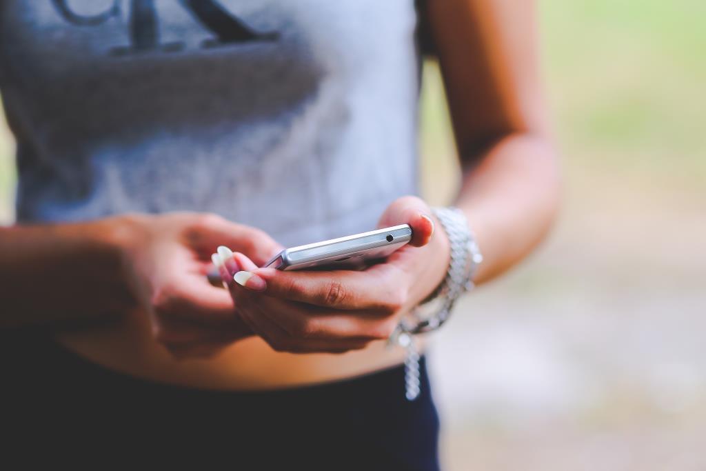 http://cdn.idntimes.com/content-images/post/20160625/kaboompicscom-cell-phone-in-hands-109f136cb8851d05dd863ca9aa4f62b7.jpg