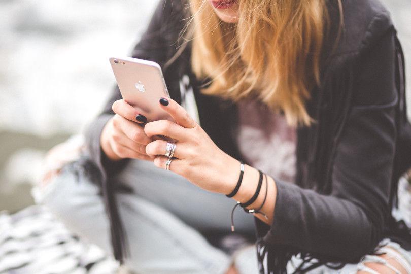 http://cdn.idntimes.com/content-images/post/20160229/kaboompicscom-girl-using-iphone-mobile-810x540-66656aacc18057974cbe6bcfe1cab9de.jpg