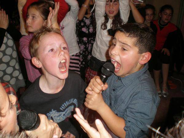 http://cdn.idntimes.com/content-images/post/20150907/karaoke10.jpg