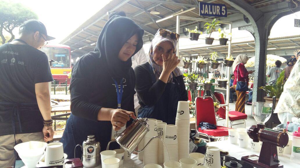 https://cdn.idntimes.com/content-images/post/20180421/kartini-krl-2-970f6f81b54b5ee18b631ee6c6524143.jpg