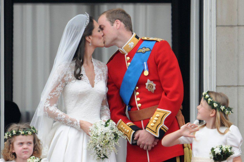https://cdn.idntimes.com/content-images/post/20160923/kate-middleton-prince-william-sealed-love-kiss-after-6e5da57f1ba499936b585a59068f664c.jpg