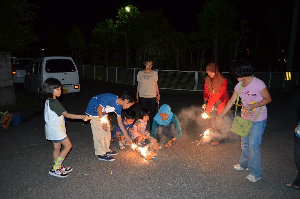 http://cdn.idntimes.com/content-images/post/20160614/kembang-api-72f0ac0a3a32a73e08f305c8b4971349.jpg