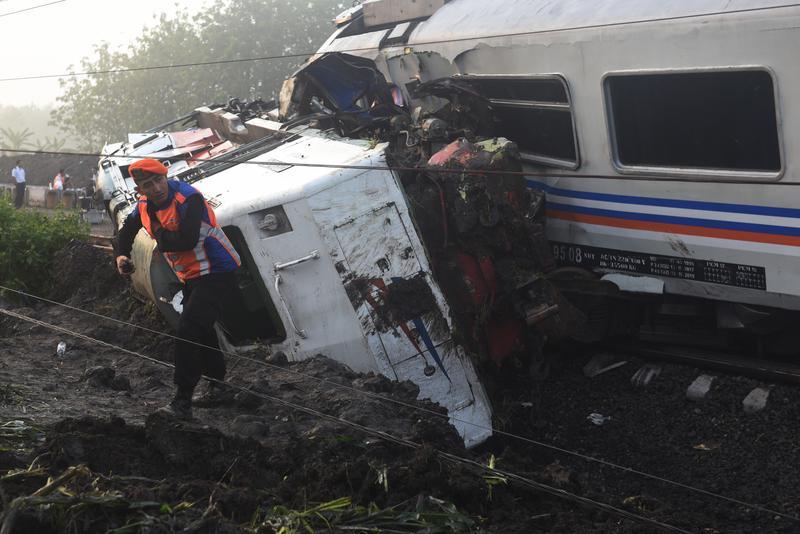 https://cdn.idntimes.com/content-images/post/20180408/kereta-sancaka-1-e0290a7b9b3ddcb36816cad7e1d0cac0.jpg
