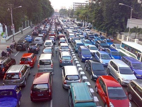 https://cdn.idntimes.com/content-images/post/20150829/kereta3_macet.jpg