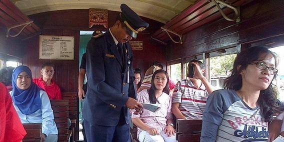 http://cdn.idntimes.com/content-images/post/20150829/kereta5_berjalandidalam.jpg