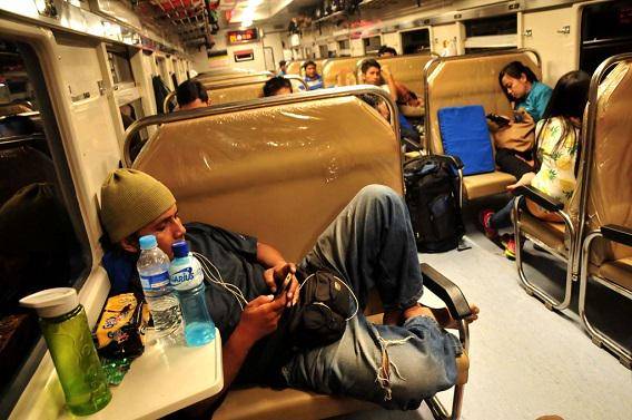 http://cdn.idntimes.com/content-images/post/20150829/kereta7_duduk.jpg