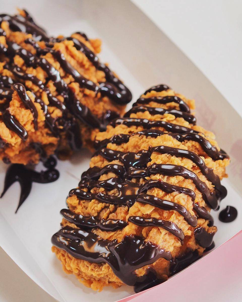 https://cdn.idntimes.com/content-images/post/20180223/kfc-chochicks-spicy-chocolate-chicken4-a10da69ecc86a6aaf7e77255ca7ef0a8.jpg