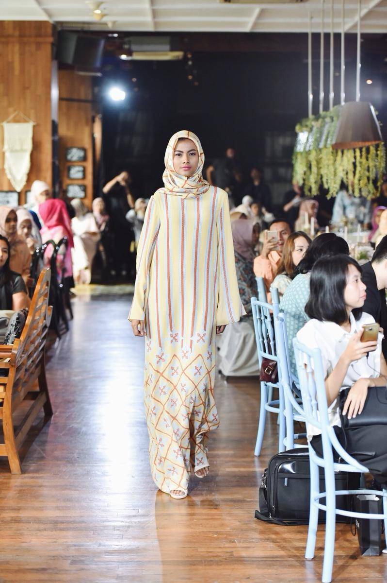 https://cdn.idntimes.com/content-images/post/20180504/khanaan-kemala-collection-look-5-35a3fe39bbeb3abc951904b3a0555224.JPG