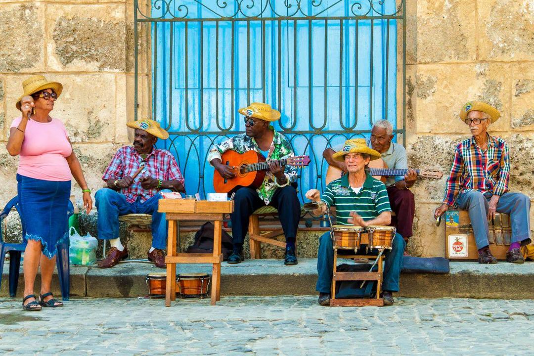 https://cdn.idntimes.com/content-images/post/20180426/kuba-strassenmusiker-in-havanna-kuba-kamira-shutterstock-1200x800-897713d50fc9e2fdc983e3181fdb58e4.jpg