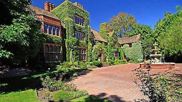 https://cdn.idntimes.com/content-images/post/20170412/la-fi-cage-foreclosure01-l0iyu5nc-5d7378ac9240fbc6eb04019766f545ff.jpg