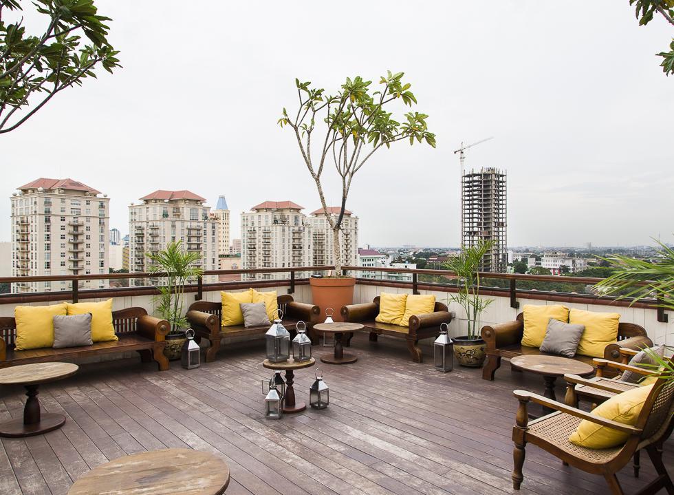 https://cdn.idntimes.com/content-images/post/20171226/la-vue-hermitage-rooftop-bar-1-19f24f0c5ed232d49df94ab35fa13dfa.jpg