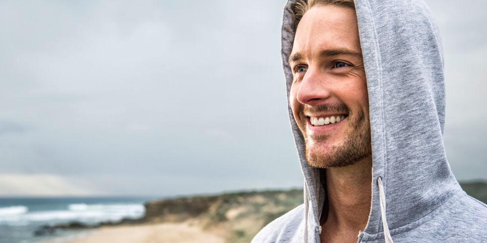 https://cdn.idntimes.com/content-images/post/20180112/landscape-1497013179-healthy-man-smiling-at-beach-c40d9ac803d93c87afa93f783ea7c18a.jpg