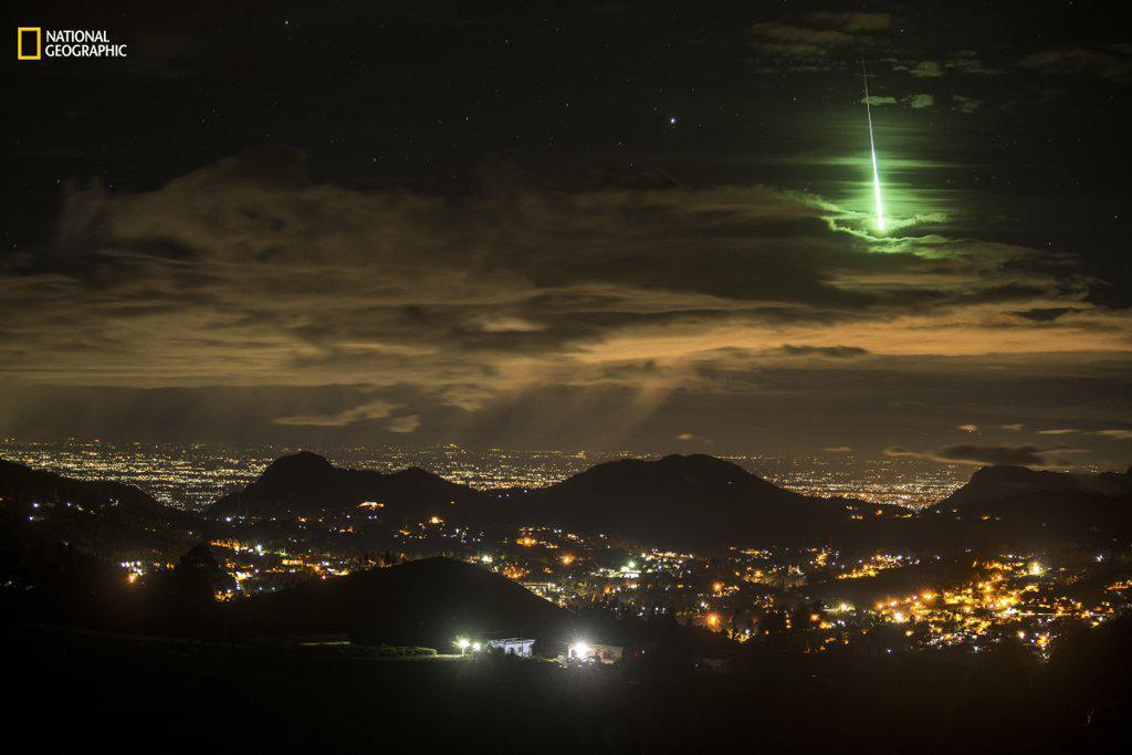 https://cdn.idntimes.com/content-images/post/20161220/landscape-honorable-mention-serendipitous-green-meteor-ada925f412cda4640c56c4073040b138.jpg