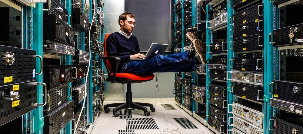 http://cdn.idntimes.com/content-images/post/20160504/leonardo-rizzi-data-centre-server-racks-work-exaple-engineer-operator-apple-imac-macbook-mac-operations-photo-center-edited-839ec465cd527561a519a6ce3cfdce9a.jpg