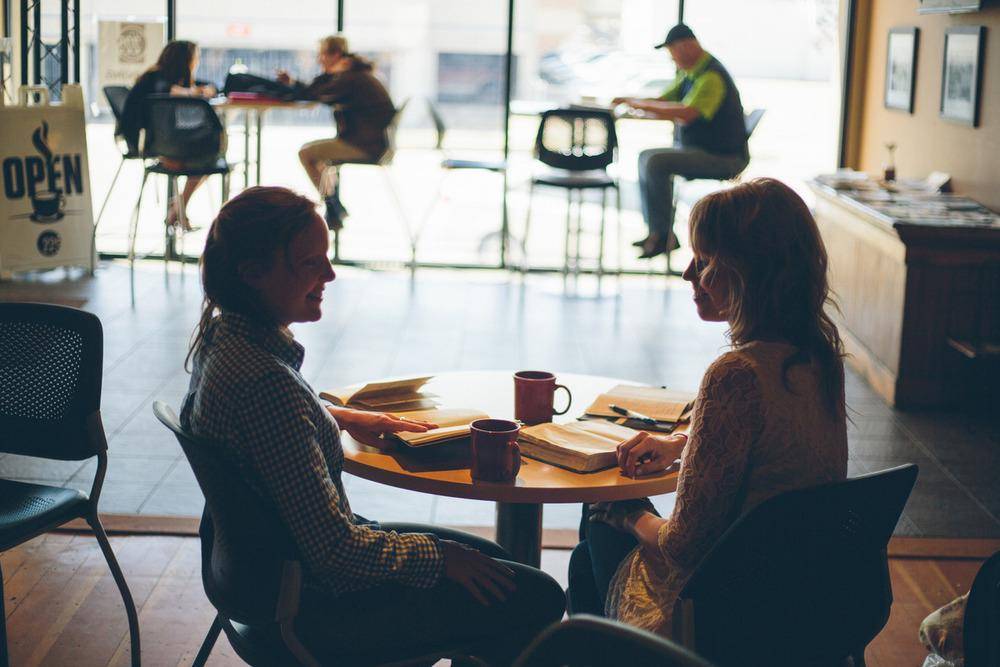 https://cdn.idntimes.com/content-images/post/20170323/lightstock-129015-two-women-in-a-coffee-shop-visiting-studying-their-bibles-drinking-25784b08d4a5274fd30978b170019443.jpg