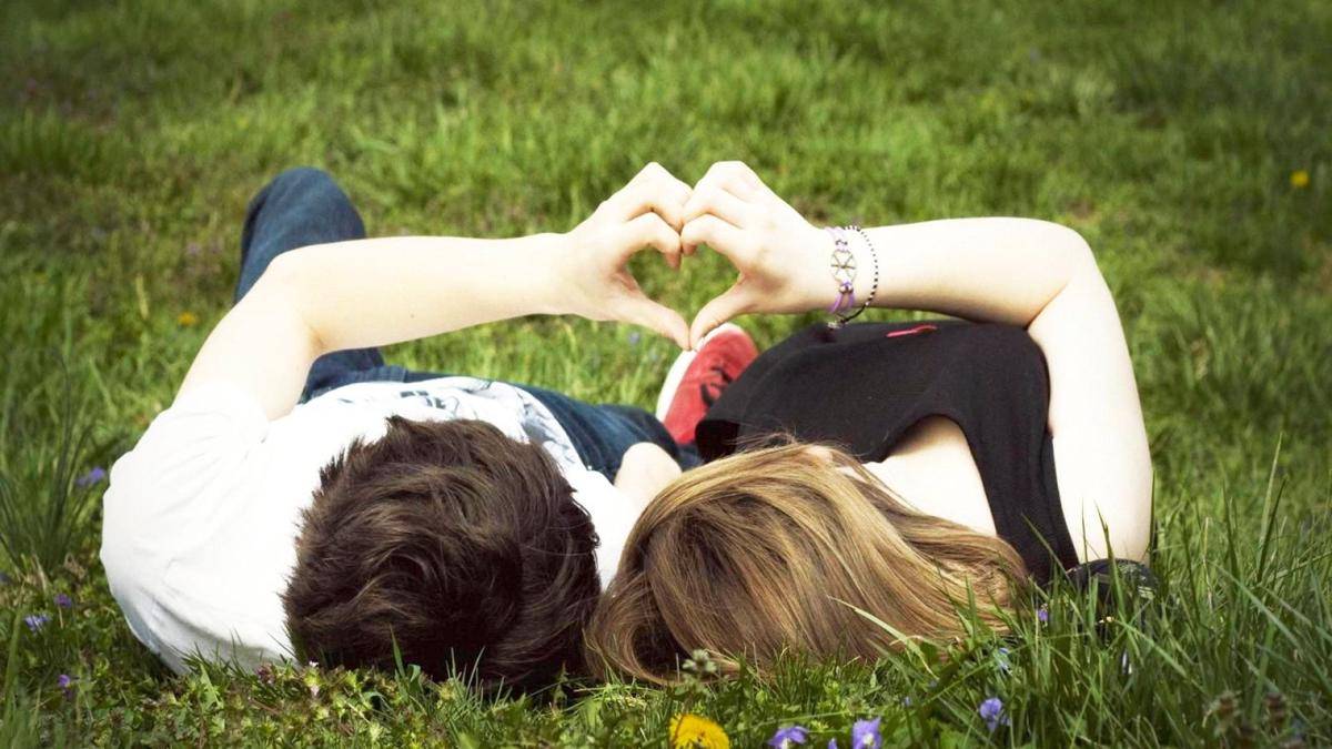 http://cdn.idntimes.com/content-images/post/20160108/love-romantic-couple-background-wallpaper-1920x1080-ac4e8f7f41744460ad9e63099eeb04fe.jpg