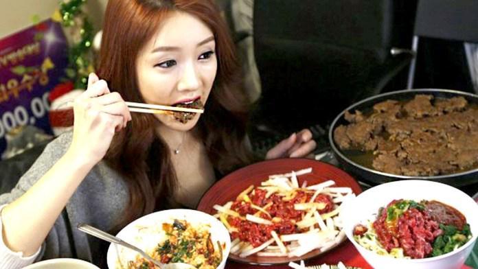 https://cdn.idntimes.com/content-images/post/20170522/makan-berlebihan-e296aa514eee7fa92ff9ad373658cf8f.jpg