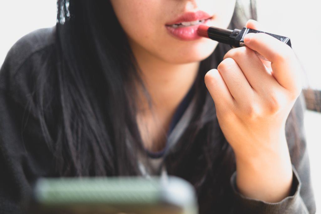 https://cdn.idntimes.com/content-images/post/20180503/makeup3-845c0e30a9f2b9e1ee67b4063f822a12.jpg