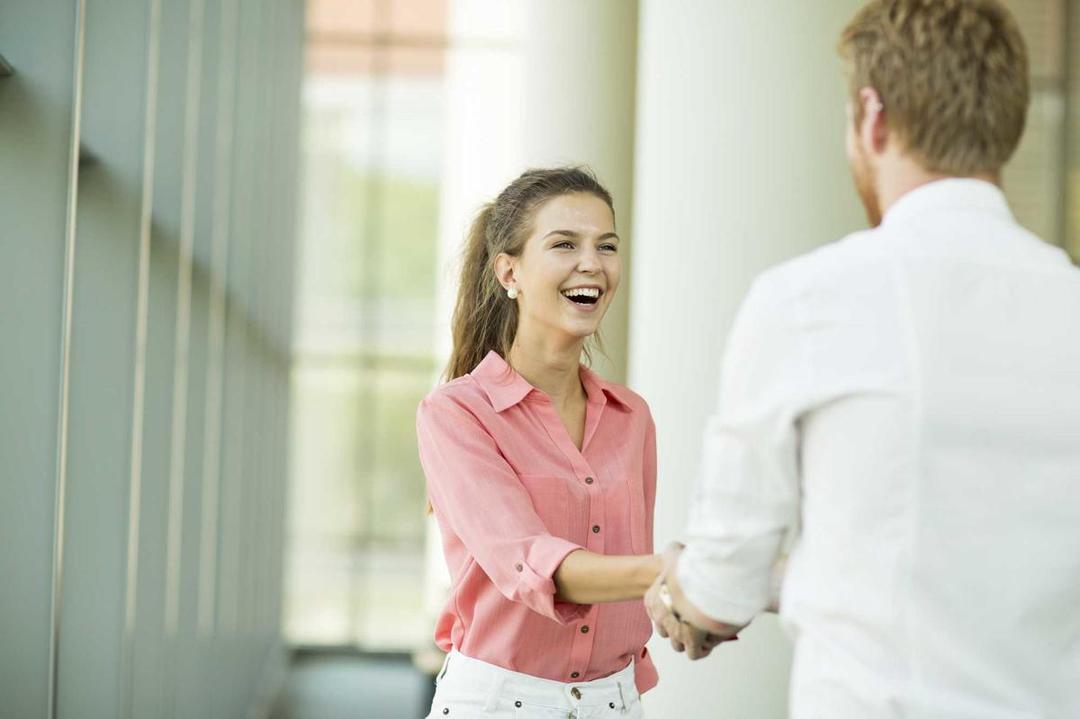 http://cdn.idntimes.com/content-images/post/20160531/male-female-meeting-greeting-smiling-happy-145239362652084155740751d719e43e.jpg
