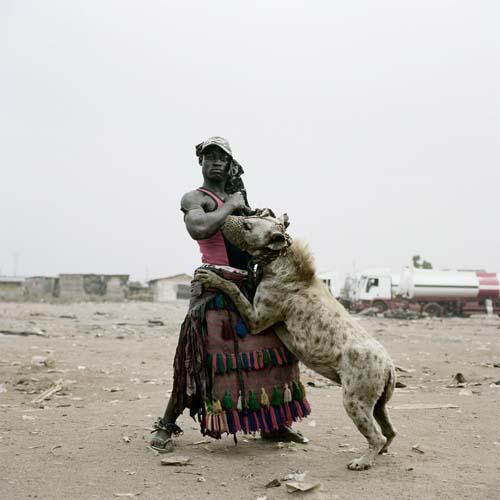 https://cdn.idntimes.com/content-images/post/20160926/manliest-man-hyena-pet-8000dc750a57c86394b337f34206c2b3.jpg